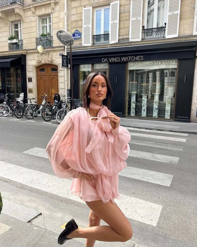 Modell in einem eleganten, luftigen KLEIDER in Paris – Stilvolle Sommermode für Damen.
