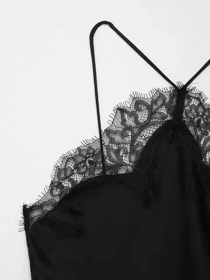 Elegantes Satin Slip Dress in Schwarz mit feiner Spitzenverzierung | Miraee Paris