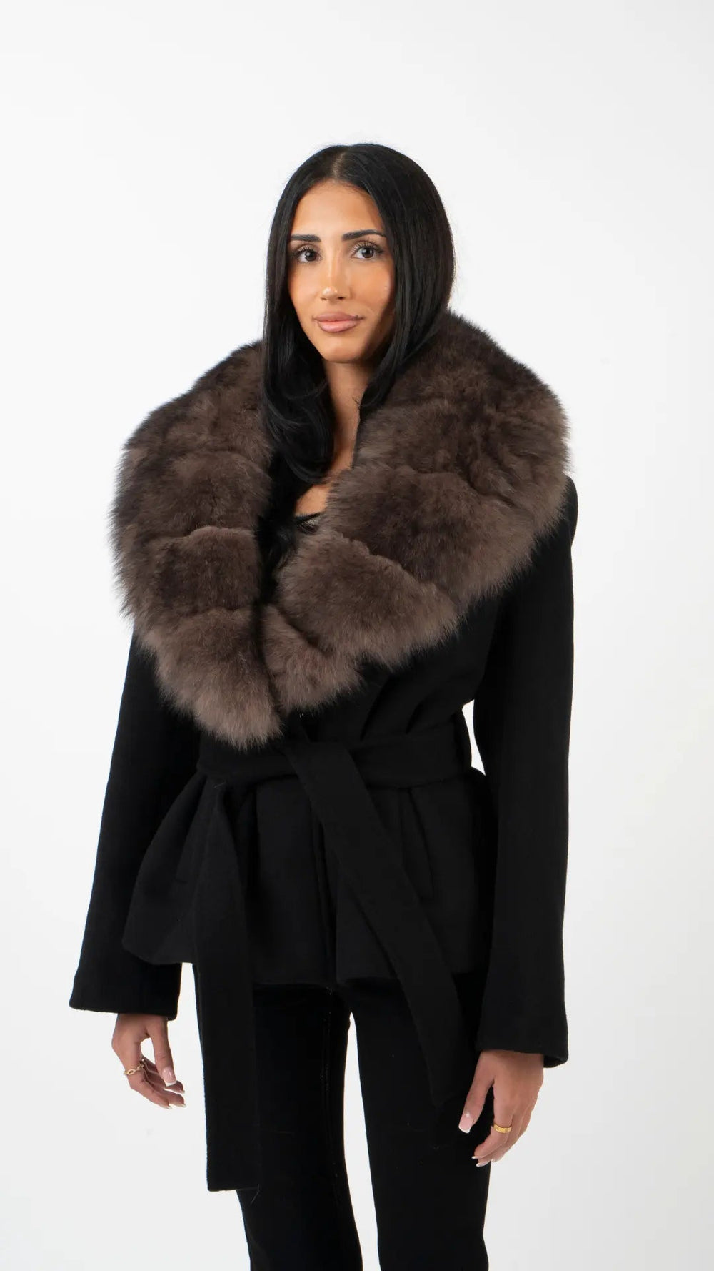 Luxuriöse Damenjacke mit echtem Fuchspelzkragen – schwarze Wolljacke mit Bindegürtel | Miraee Paris