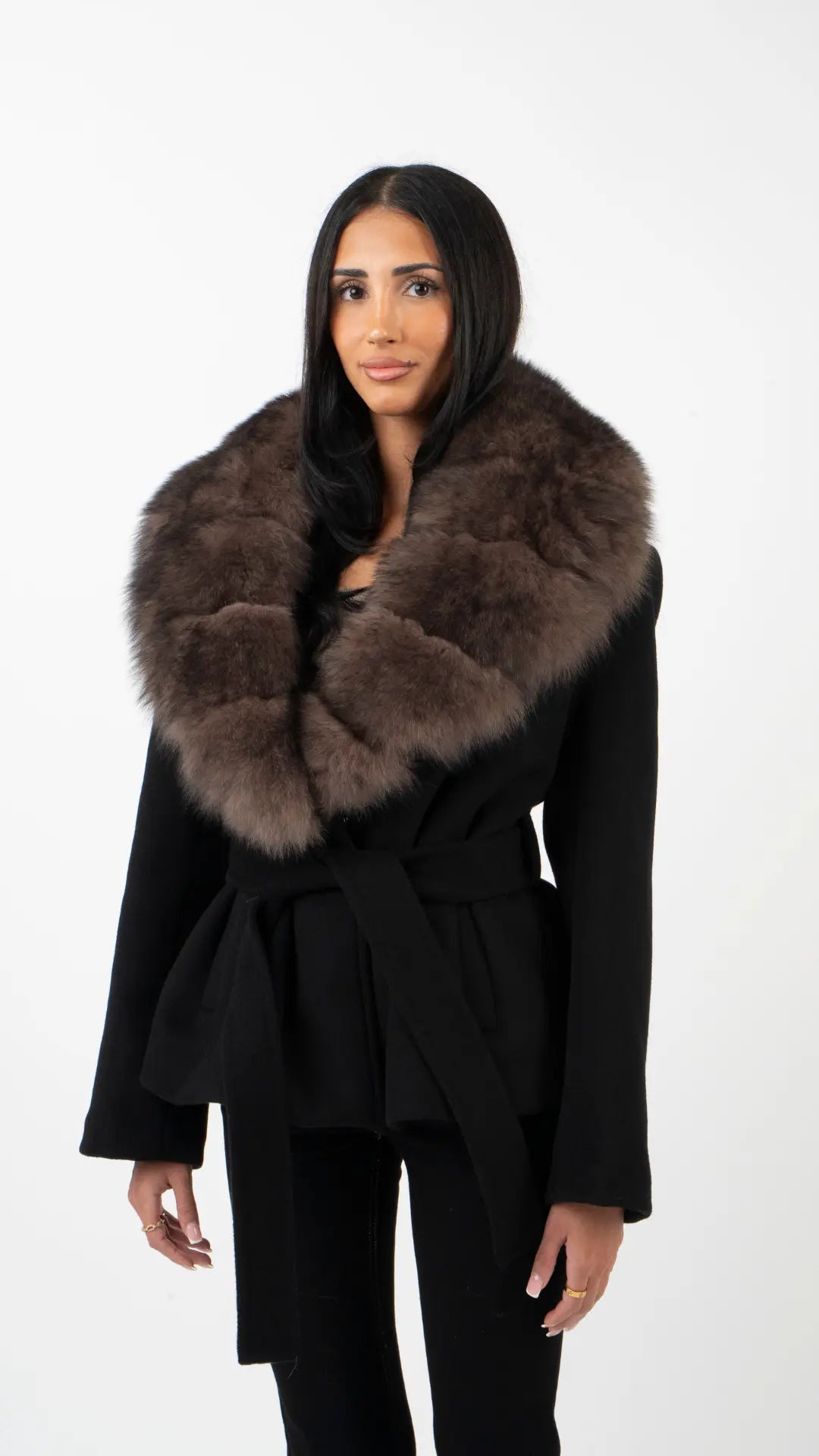 Luxuriöse Damenjacke mit echtem Fuchspelzkragen – schwarze Wolljacke mit Bindegürtel | Miraee Paris