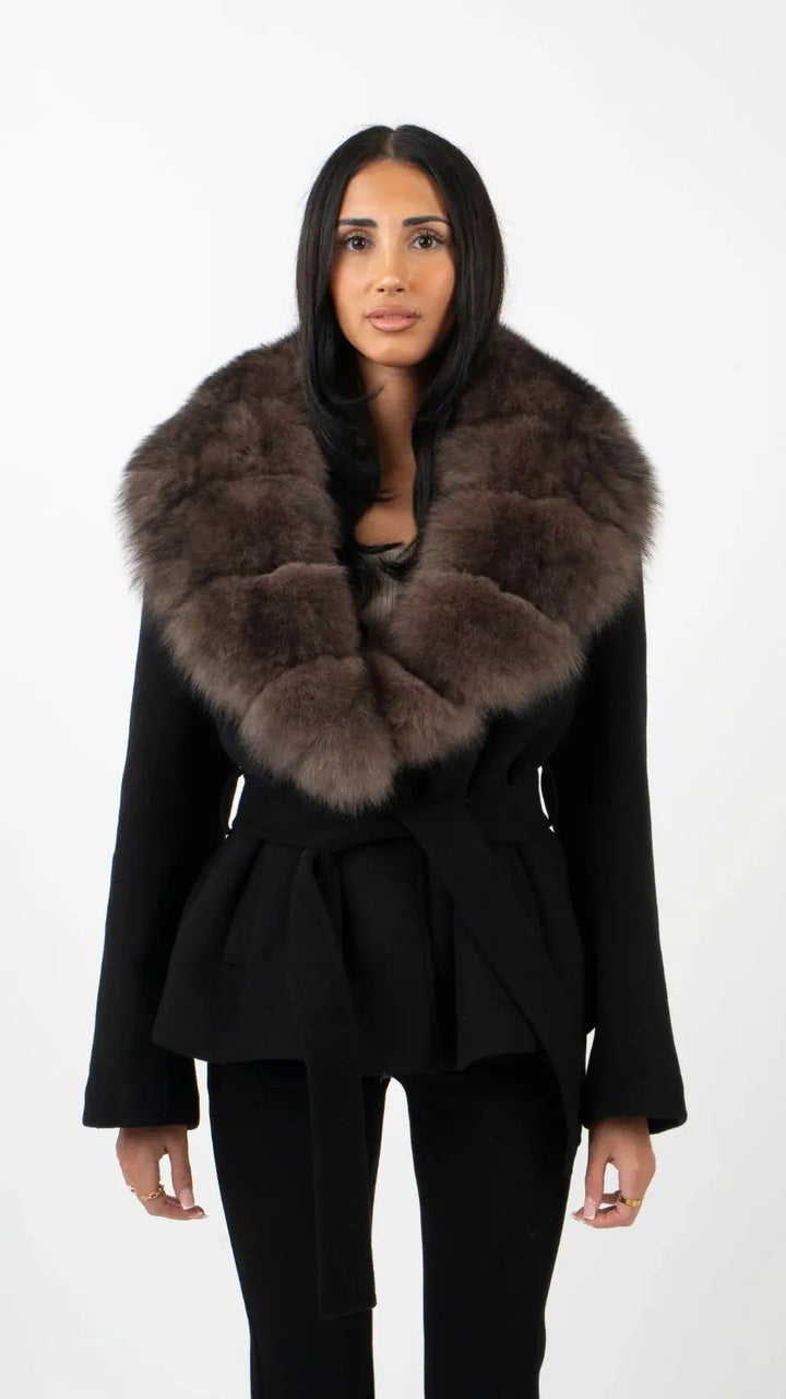 Luxuriöse Damenjacke mit echtem Fuchspelzkragen – schwarze Wolljacke mit Bindegürtel | Miraee Paris