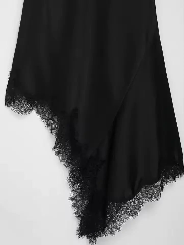 Elegantes Satin Slip Dress in Schwarz mit feiner Spitzenverzierung | Miraee Paris