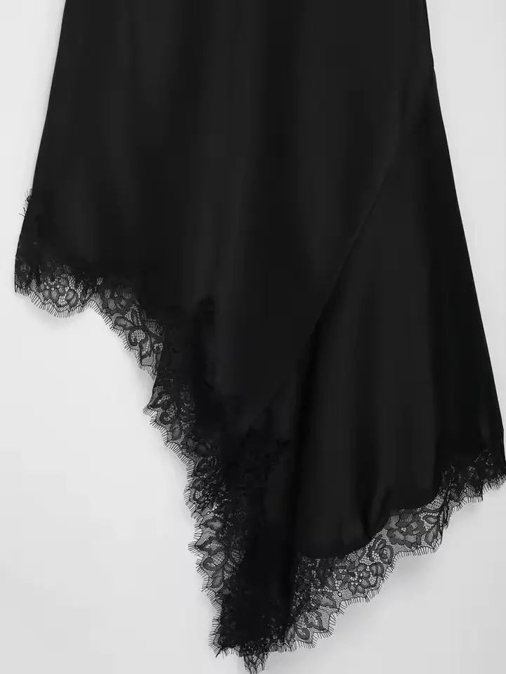 Elegantes Satin Slip Dress in Schwarz mit feiner Spitzenverzierung | Miraee Paris