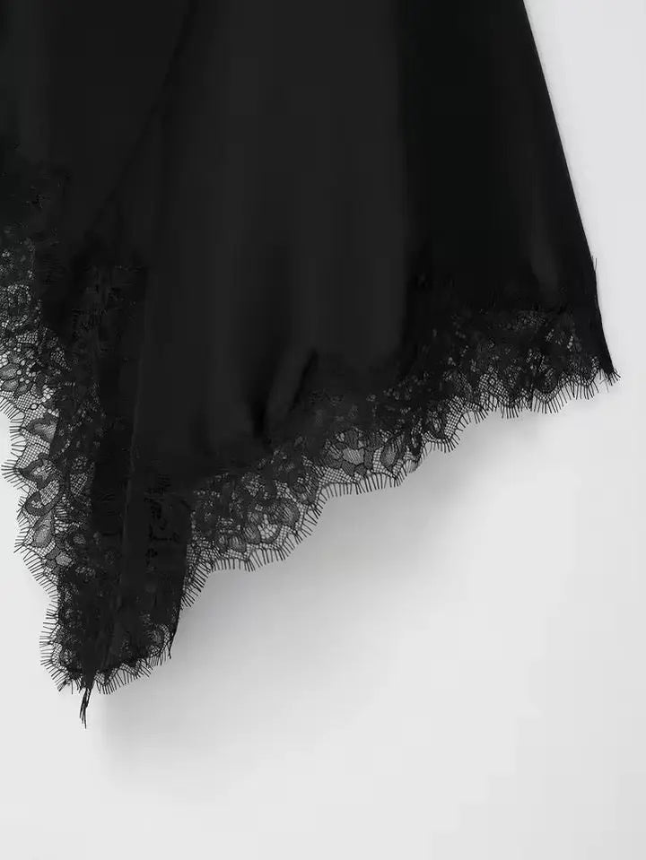 Elegantes Satin Slip Dress in Schwarz mit feiner Spitzenverzierung | Miraee Paris