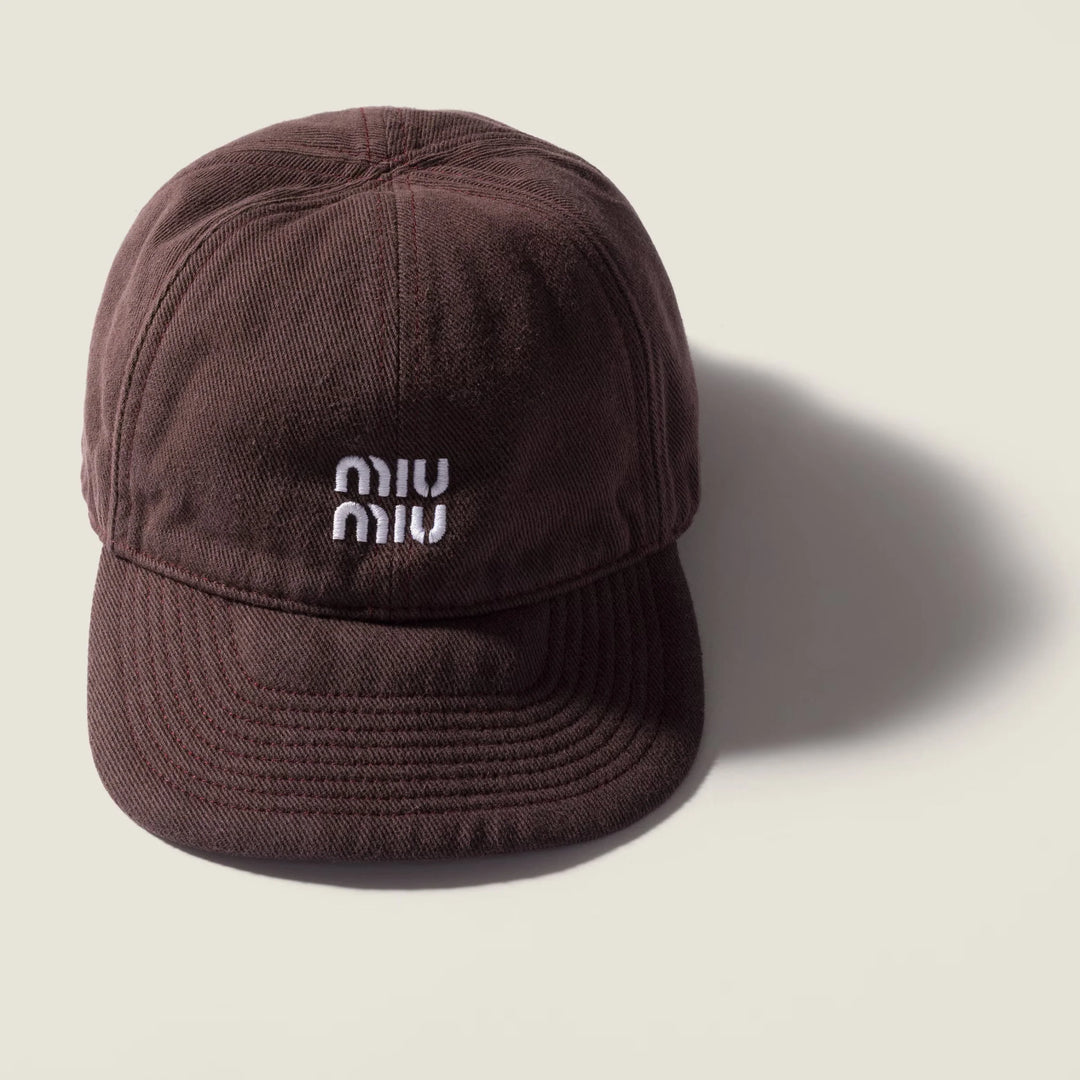 Mocha Baseball Cap – Elegante Damen-Cap in Dunkelbraun mit Stickerei | Miraee Paris