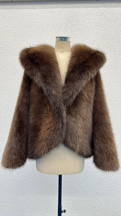 ÉLISE kurze Jacke in brauner Felloptik, Vorderansicht