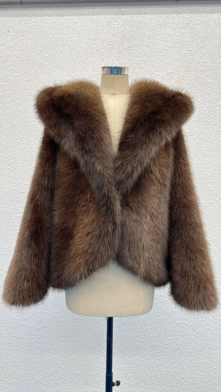 ÉLISE – Kurze Damenjacke in Felloptik mit Kapuze