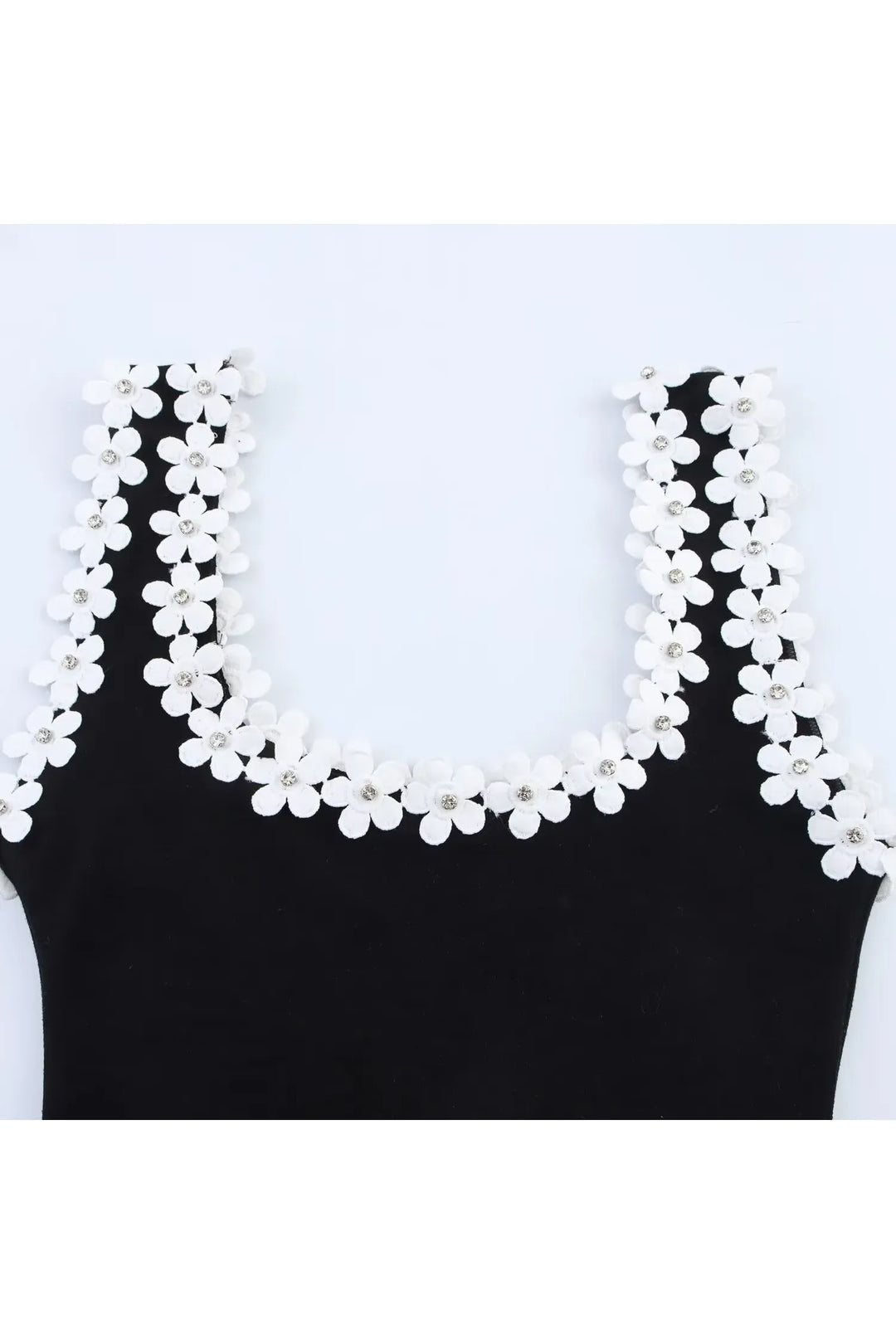 Amara – Zweifarbiges Sommerkleid mit Blumenakzent & Square Neck