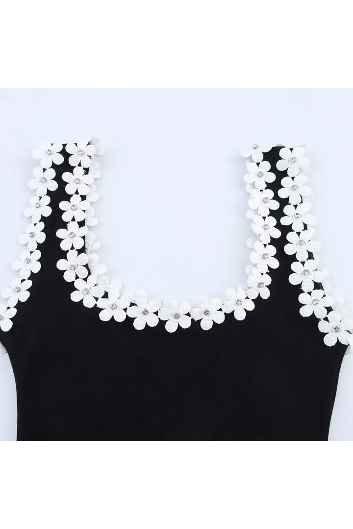 Amara – Zweifarbiges Sommerkleid mit Blumenakzent & Square Neck