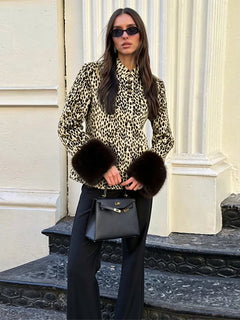 LÉOPARD Damenjacke mit Leopardenmuster und dunklen Manschetten am Model