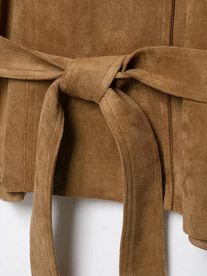 VALÉRIE – Eleganter Mantel in Veloursoptik mit Gürtel – Produktansicht 4 | MIRAÉE PARIS