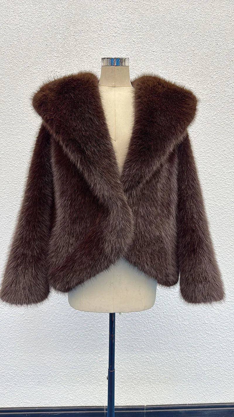 ÉLISE – Kurze Damenjacke in Felloptik mit Kapuze