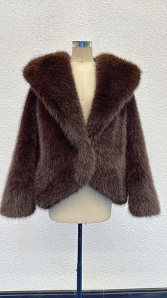 ÉLISE kurze Jacke in dunkelbrauner Felloptik, Vorderansicht