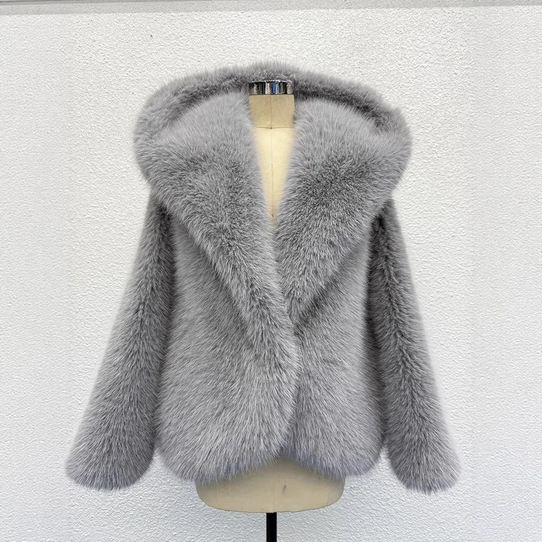 ÉLISE – Kurze Damenjacke in Felloptik mit Kapuze