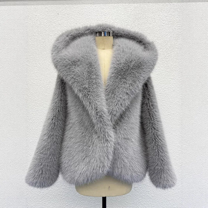 ÉLISE – Kurze Damenjacke in Felloptik mit Kapuze