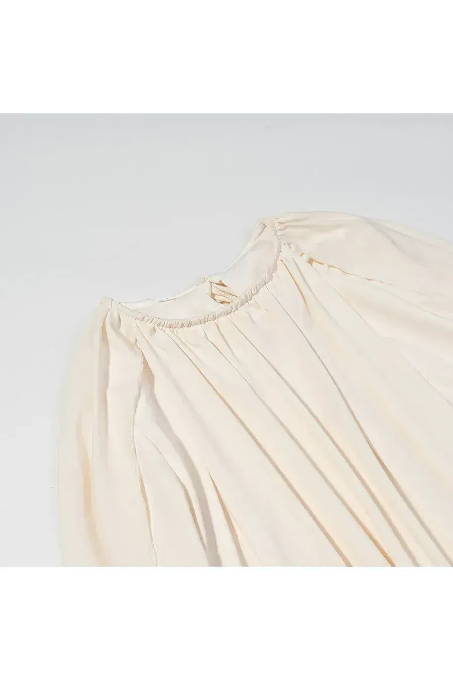 LIVIA – Elegantes Plissee-Cape-Kleid