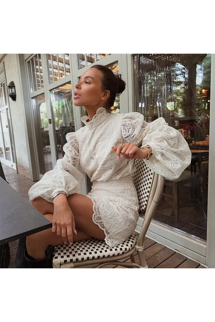 Aurora – Elegantes Damen Mini-Kleid aus Spitze, Flare-Ärmel & hoher Kragen