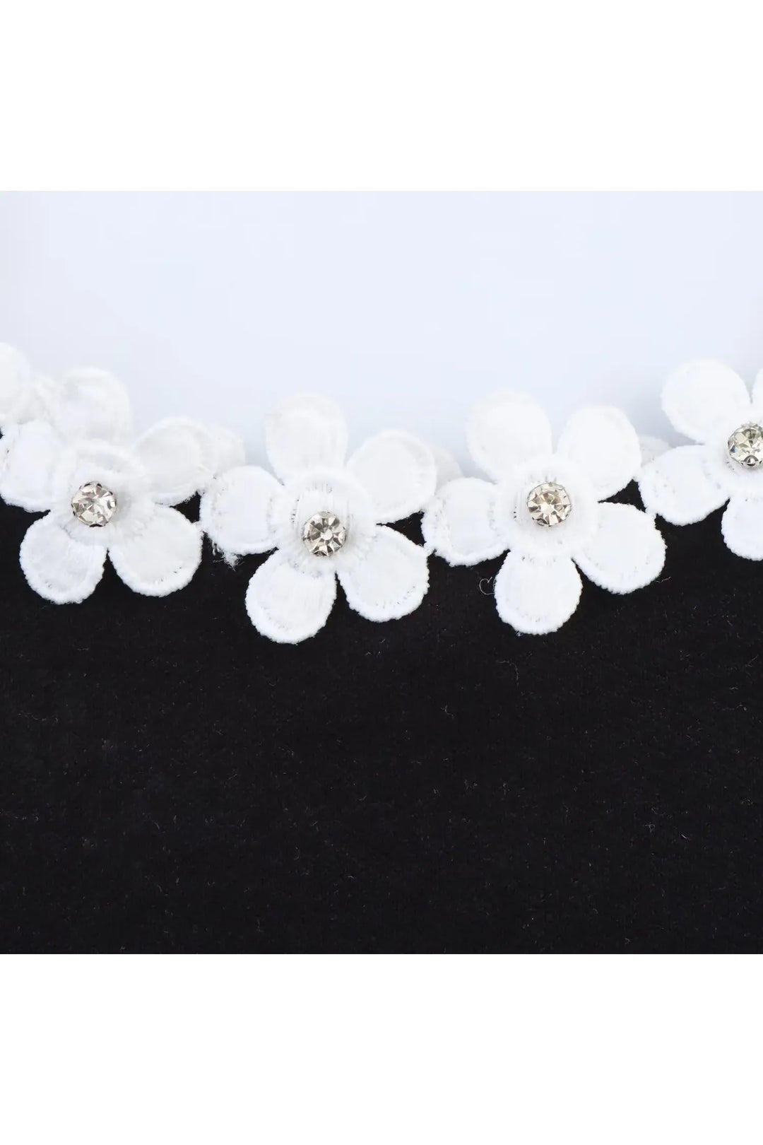 Amara – Zweifarbiges Sommerkleid mit Blumenakzent & Square Neck