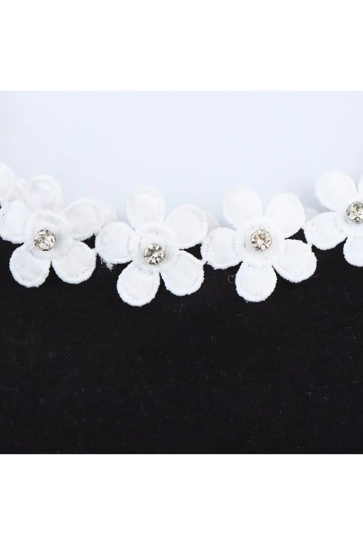 Amara – Zweifarbiges Sommerkleid mit Blumenakzent & Square Neck