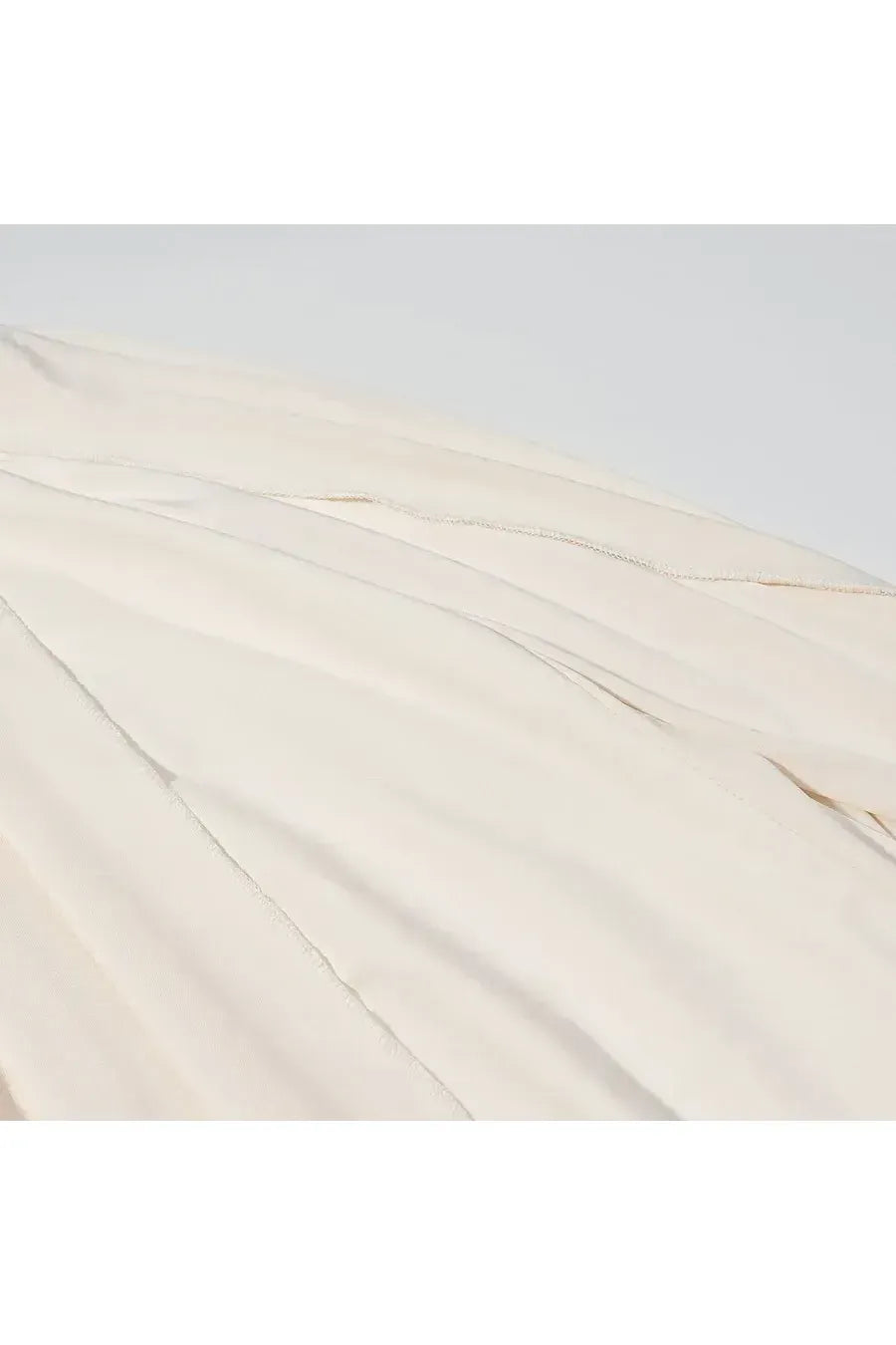 LIVIA – Elegantes Plissee-Cape-Kleid