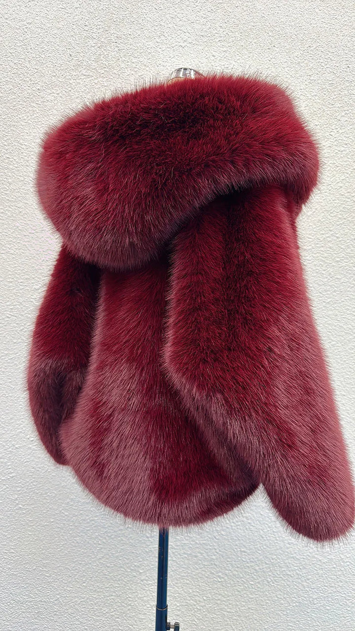 ÉLISE – Kurze Damenjacke in Felloptik mit Kapuze