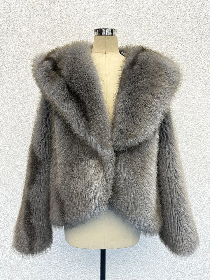 ÉLISE – Kurze Damenjacke in Felloptik mit Kapuze