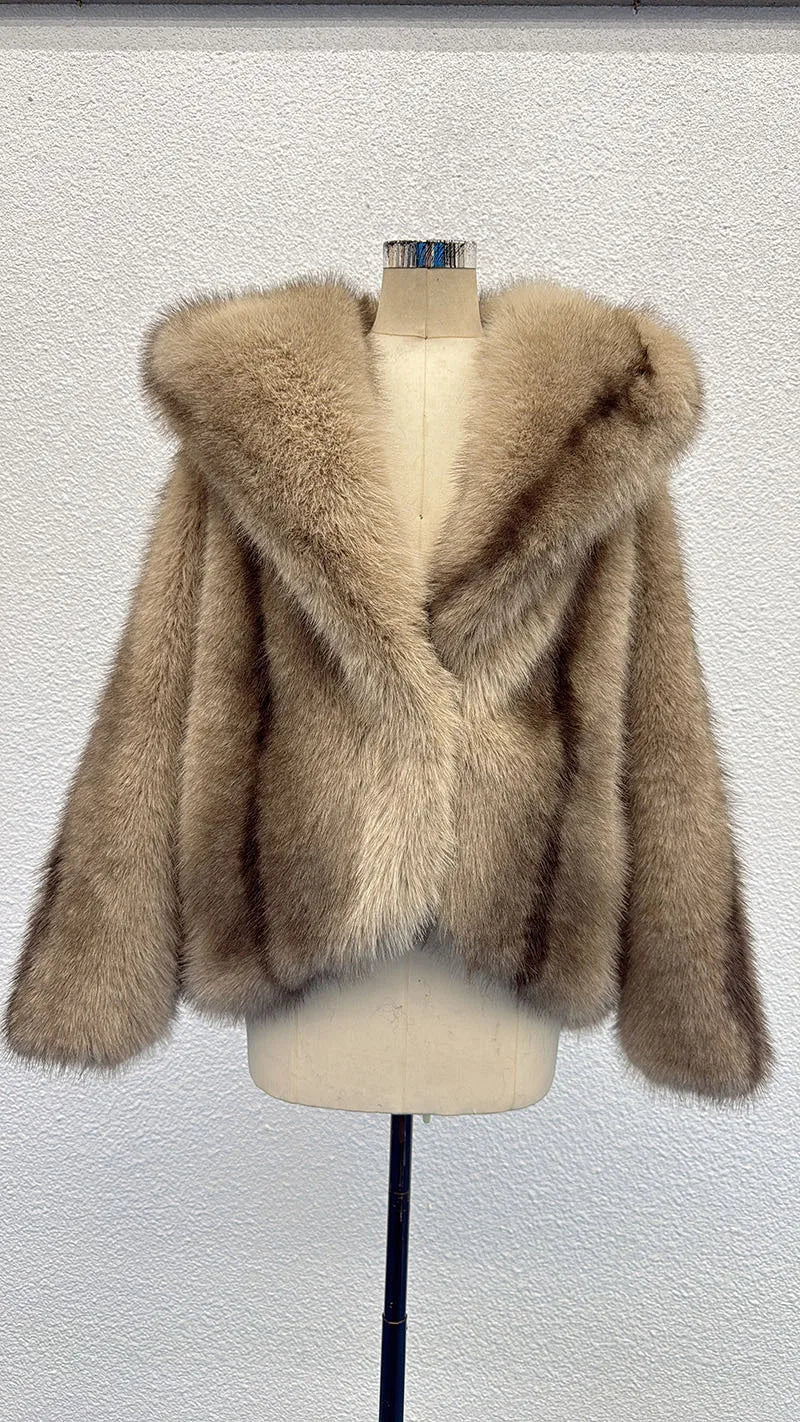 ÉLISE – Kurze Damenjacke in Felloptik mit Kapuze