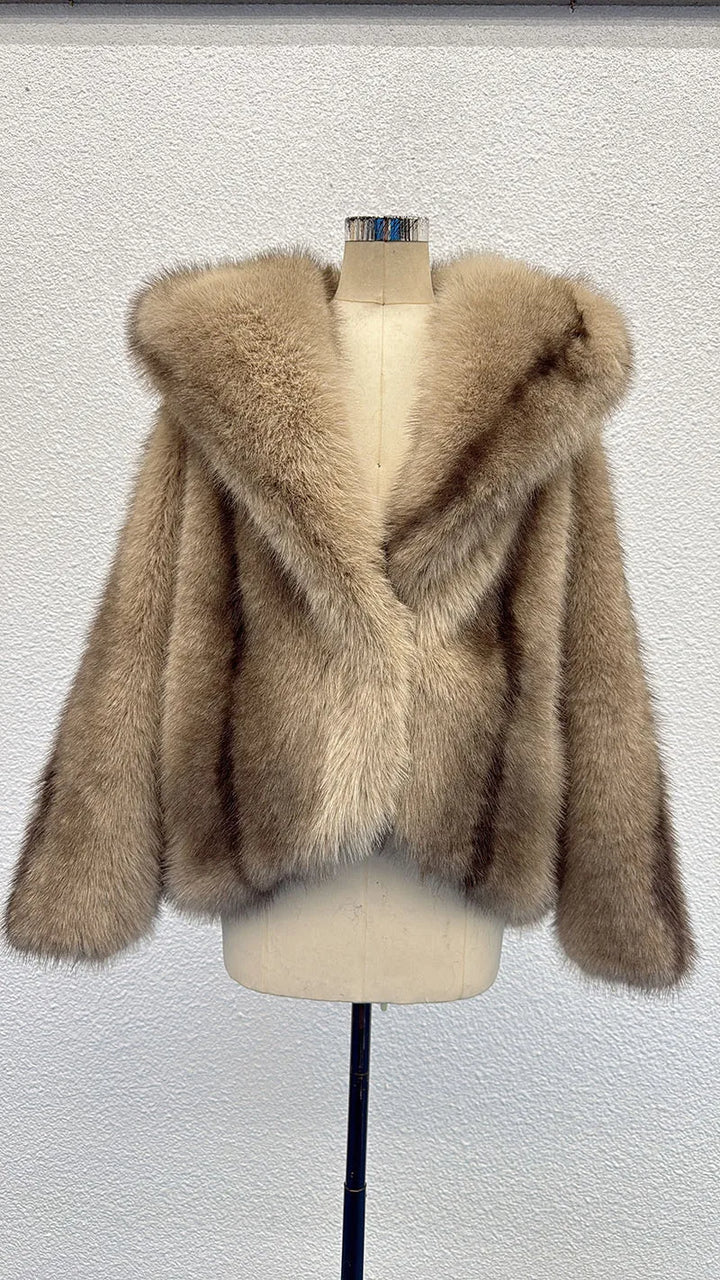 ÉLISE – Kurze Damenjacke in Felloptik mit Kapuze