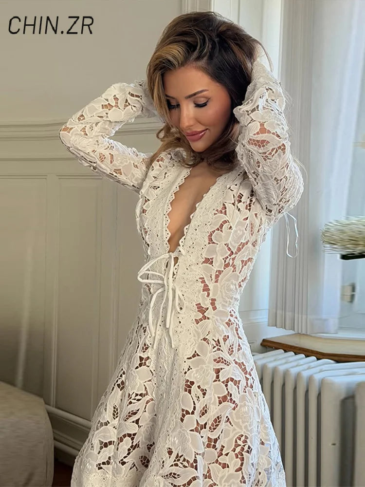 Aurélie Spitzen Minikleid – Elegantes A-Linien Kleid mit tiefem V-Ausschnitt
