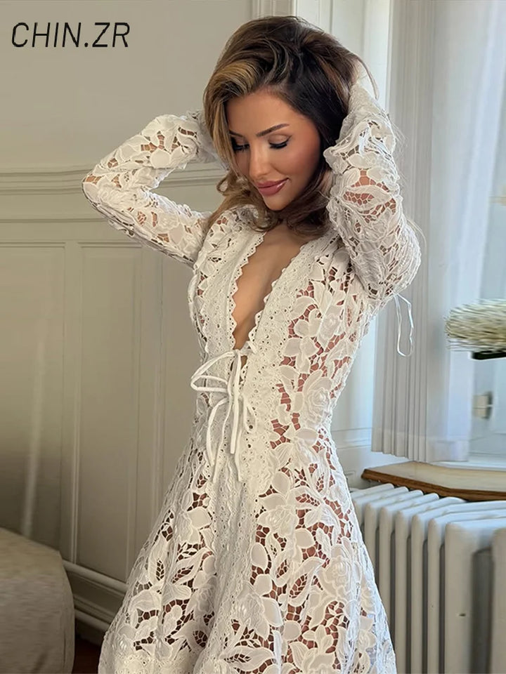 Aurélie Spitzen Minikleid – Elegantes A-Linien Kleid mit tiefem V-Ausschnitt