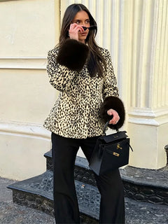 LÉOPARD Jacke mit Leopardenmuster und dunklen Manschetten, Seitenansicht am Model