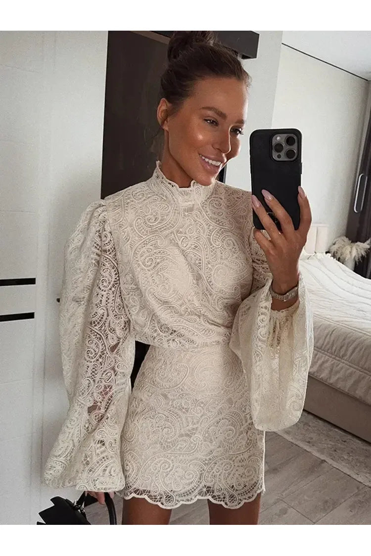 Aurora – Elegantes Damen Mini-Kleid aus Spitze, Flare-Ärmel & hoher Kragen