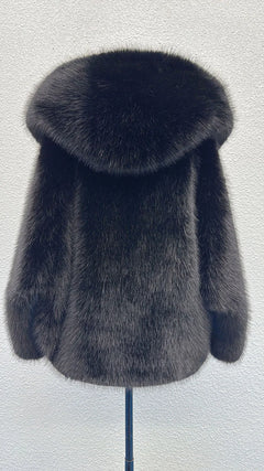 ÉLISE kurze Jacke in schwarzer Felloptik mit Kapuze, Rückansicht