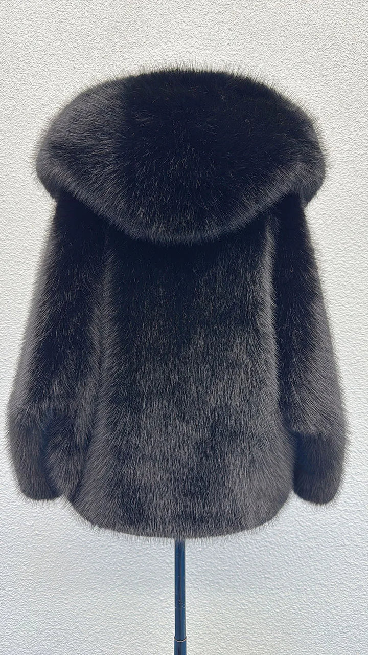 ÉLISE – Kurze Damenjacke in Felloptik mit Kapuze