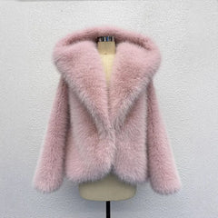 ÉLISE kurze Jacke in rosa Felloptik mit großem Kragen, Vorderansicht