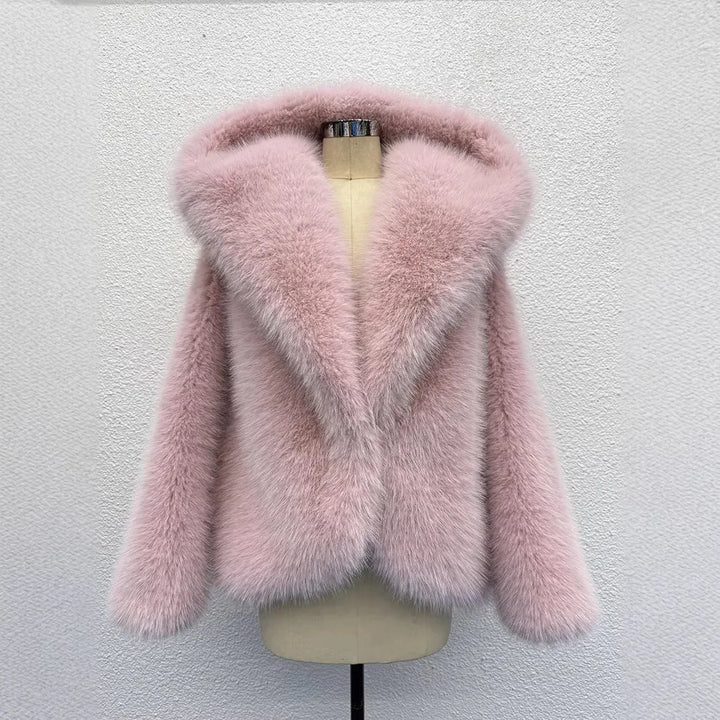 ÉLISE – Kurze Damenjacke in Felloptik mit Kapuze