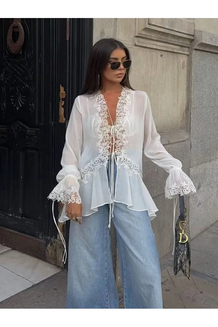 Elegante Spitzenbluse mit Volantärmeln & Bindeband – Semi-Transparente V-Ausschnitt Damenbluse