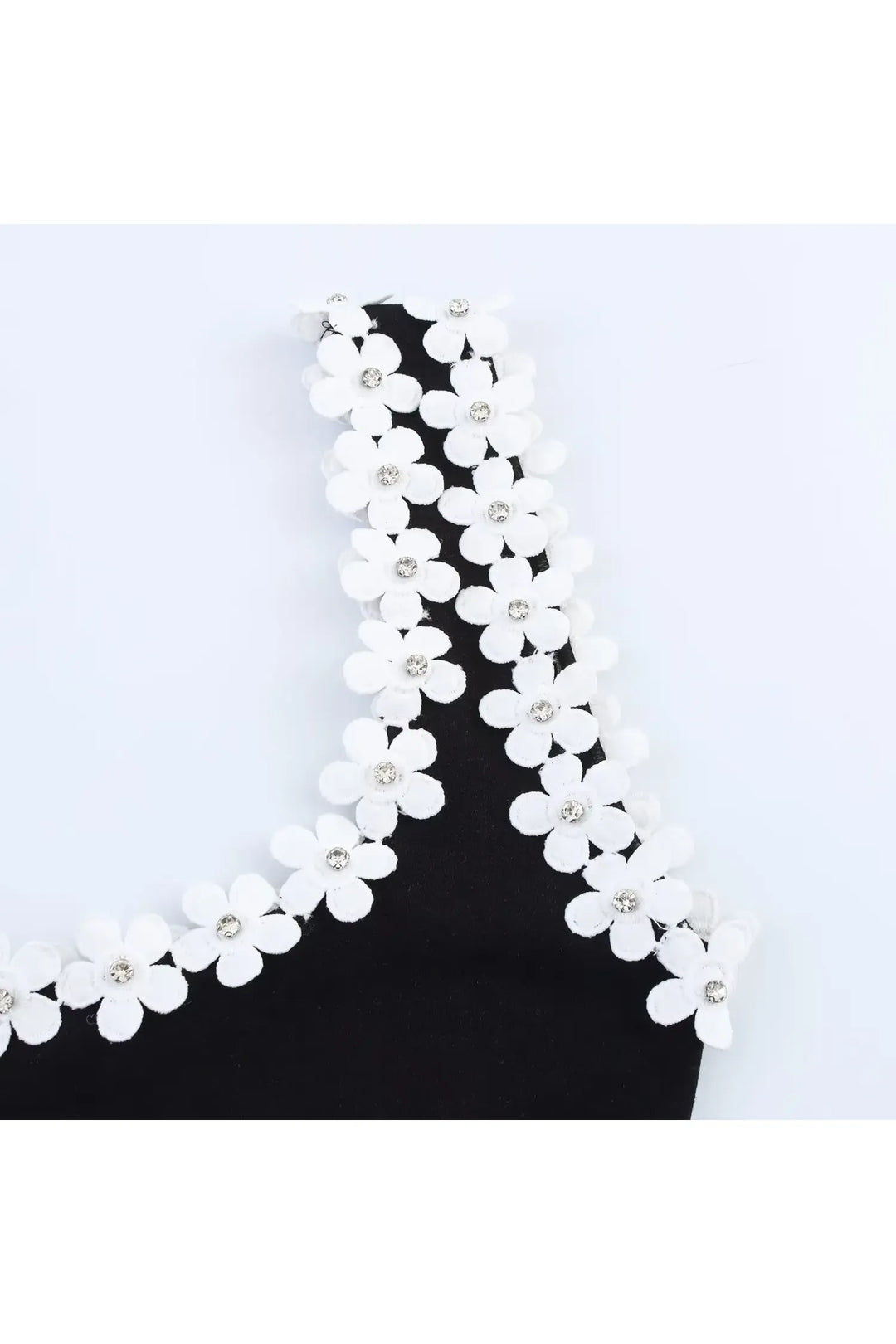 Amara – Zweifarbiges Sommerkleid mit Blumenakzent & Square Neck