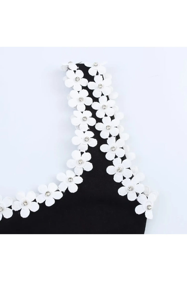 Amara – Zweifarbiges Sommerkleid mit Blumenakzent & Square Neck