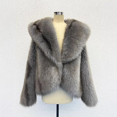 ÉLISE kurze Jacke in grauer Felloptik mit voluminösem Kragen
