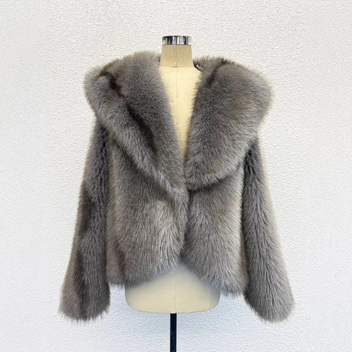 ÉLISE – Kurze Damenjacke in Felloptik mit Kapuze