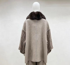 SIENNA langer Cardigan in Taupe mit Zopfmuster an den Ärmeln, Rückansicht