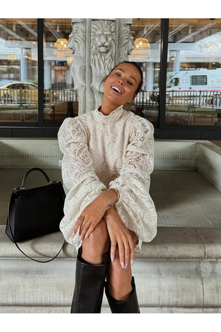 Aurora – Elegantes Damen Mini-Kleid aus Spitze, Flare-Ärmel & hoher Kragen