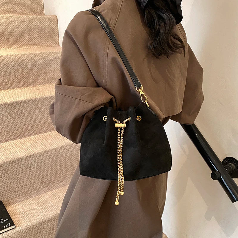 LENA – Weiche Crossbody Bucket Bag aus Kunstwildleder