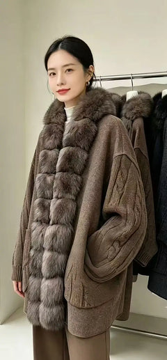 SIENNA langer Cardigan in Taupe mit voluminösem Besatz am Model