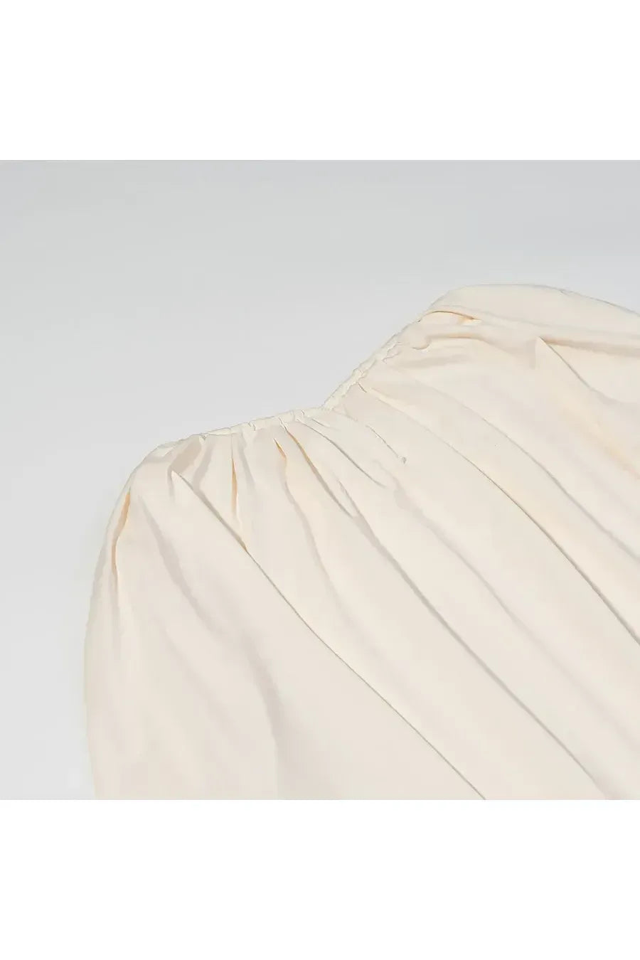 LIVIA – Elegantes Plissee-Cape-Kleid