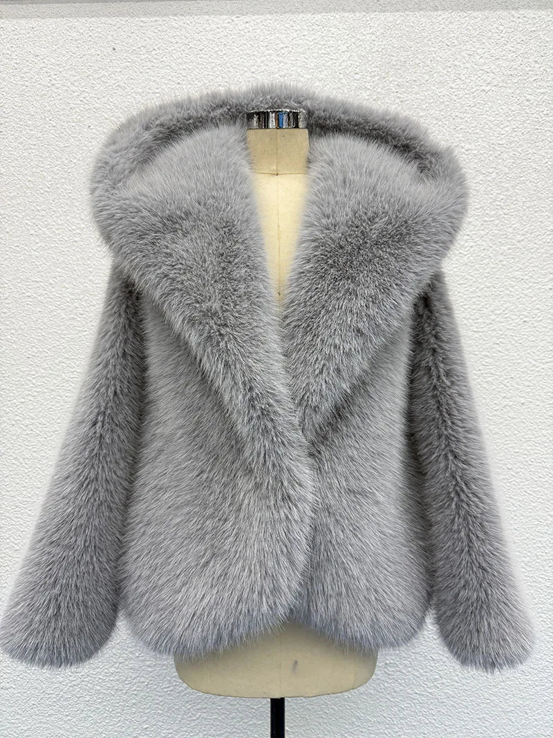 ÉLISE – Kurze Damenjacke in Felloptik mit Kapuze
