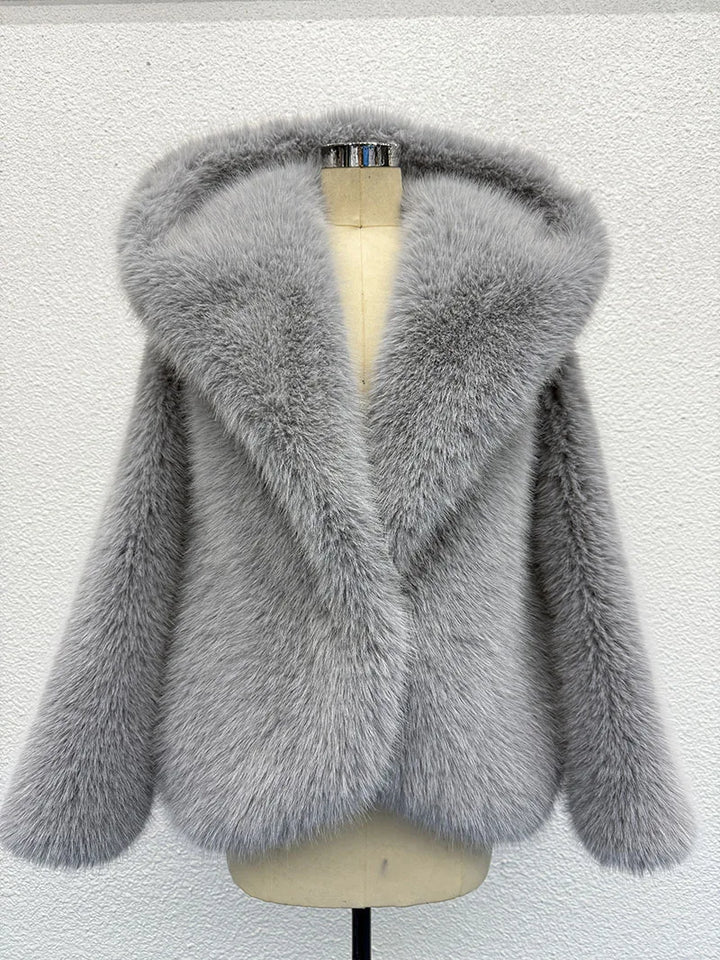 ÉLISE – Kurze Damenjacke in Felloptik mit Kapuze