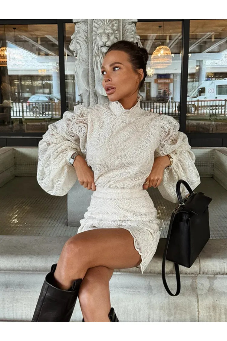 Aurora – Elegantes Damen Mini-Kleid aus Spitze, Flare-Ärmel & hoher Kragen