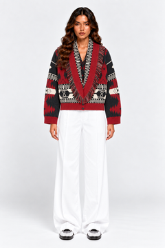 AMARA Strickcardigan Rot – Vorderansicht am einheitlichen Model